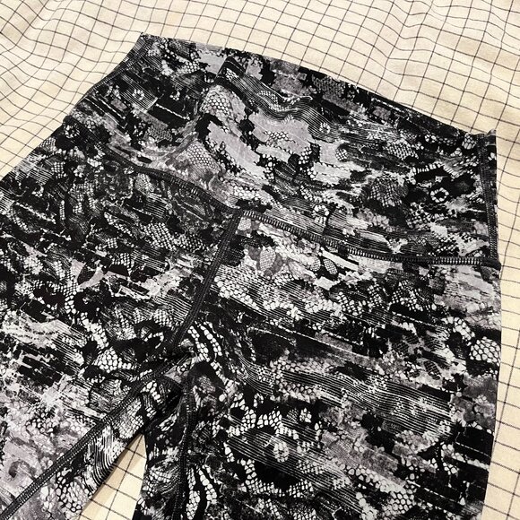 SOLD: lululemon Wunder Under High-Rise 7/8 Tight • Size 6 • Luxtreme - Picture 2 of 9